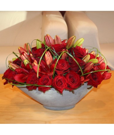 20 szál vörös rózsából és liliomból készült elegáns asztaldísz