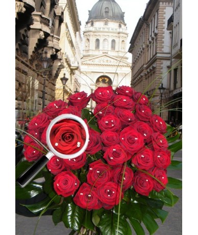 30 szálas vörös rózsacsokor Swarovski kristállyal