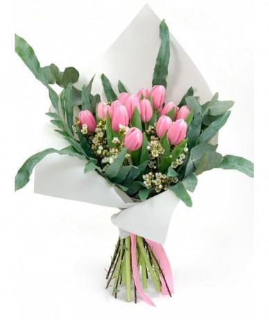 30 szálas tulipáncsokor rózsaszínben, levelekkel
