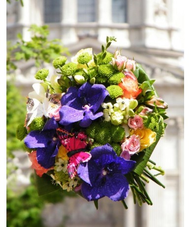 lovely round posy with butterflies