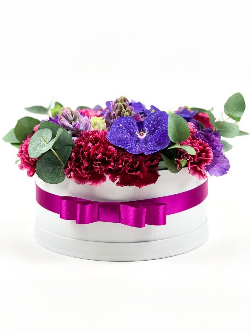 flower box in shades of purple 'M'