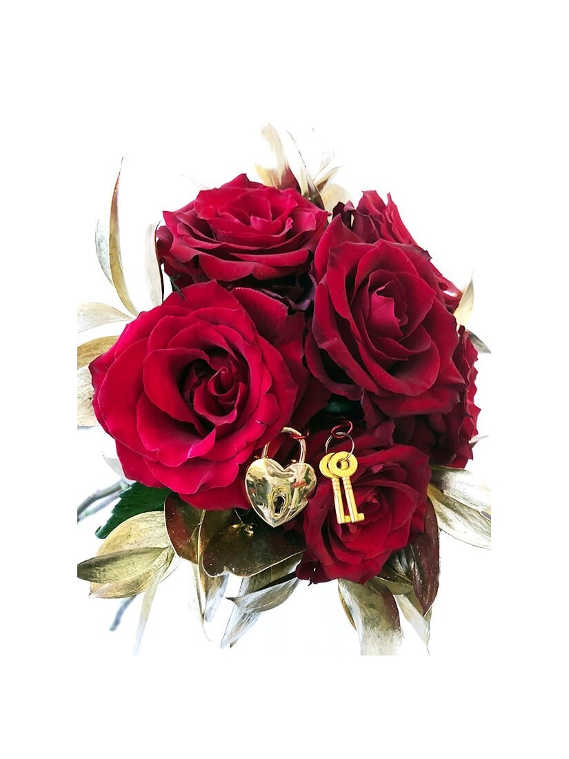 Beautiful red roses are surrounded with gold leaves, and hide a decorative small golden love lock