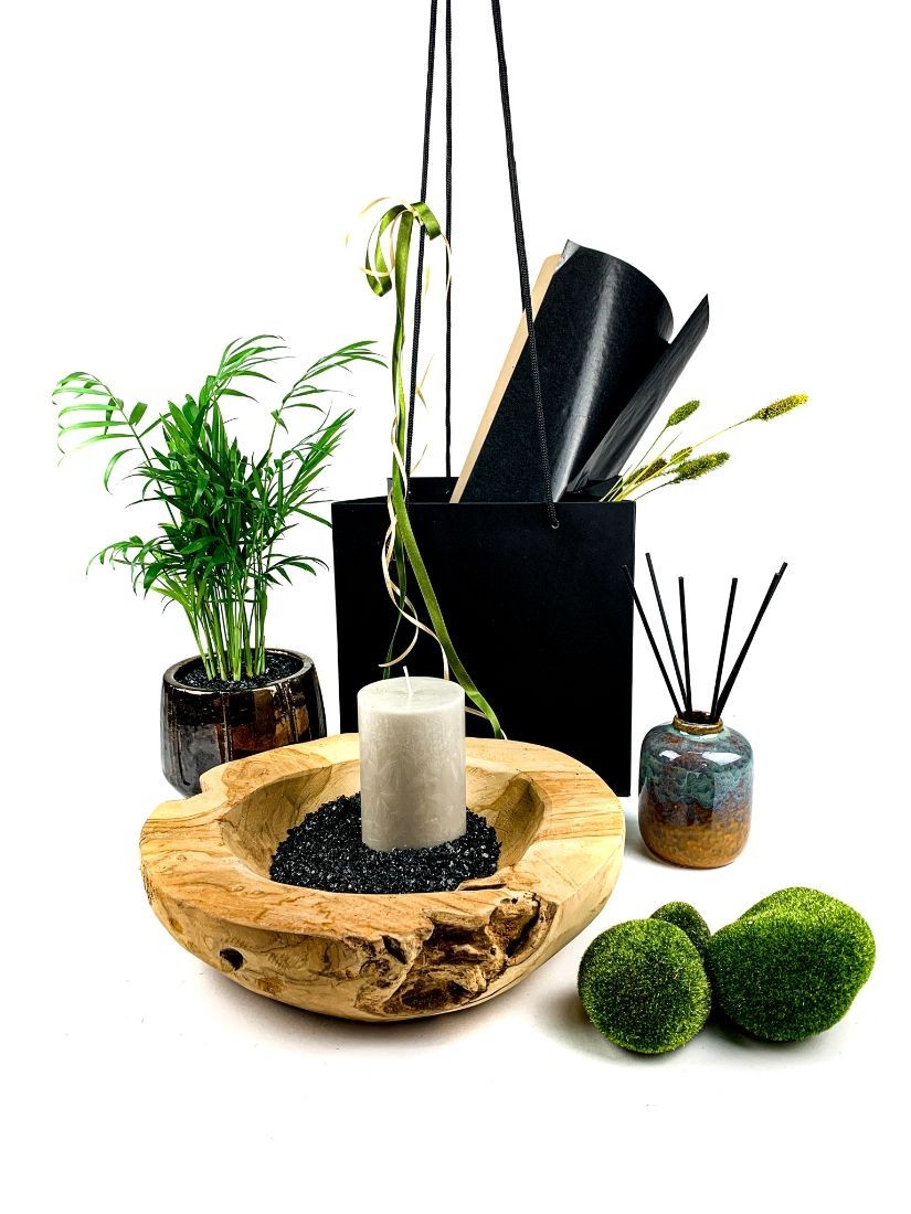 Fa, kavics, moha, zöld növény, gyertyafény és illatok kellemes ajándék összeállítása