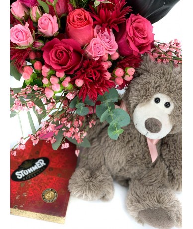 Szépséges csokor pink-vörös virágokból, plüss macival és szív csokoládéval