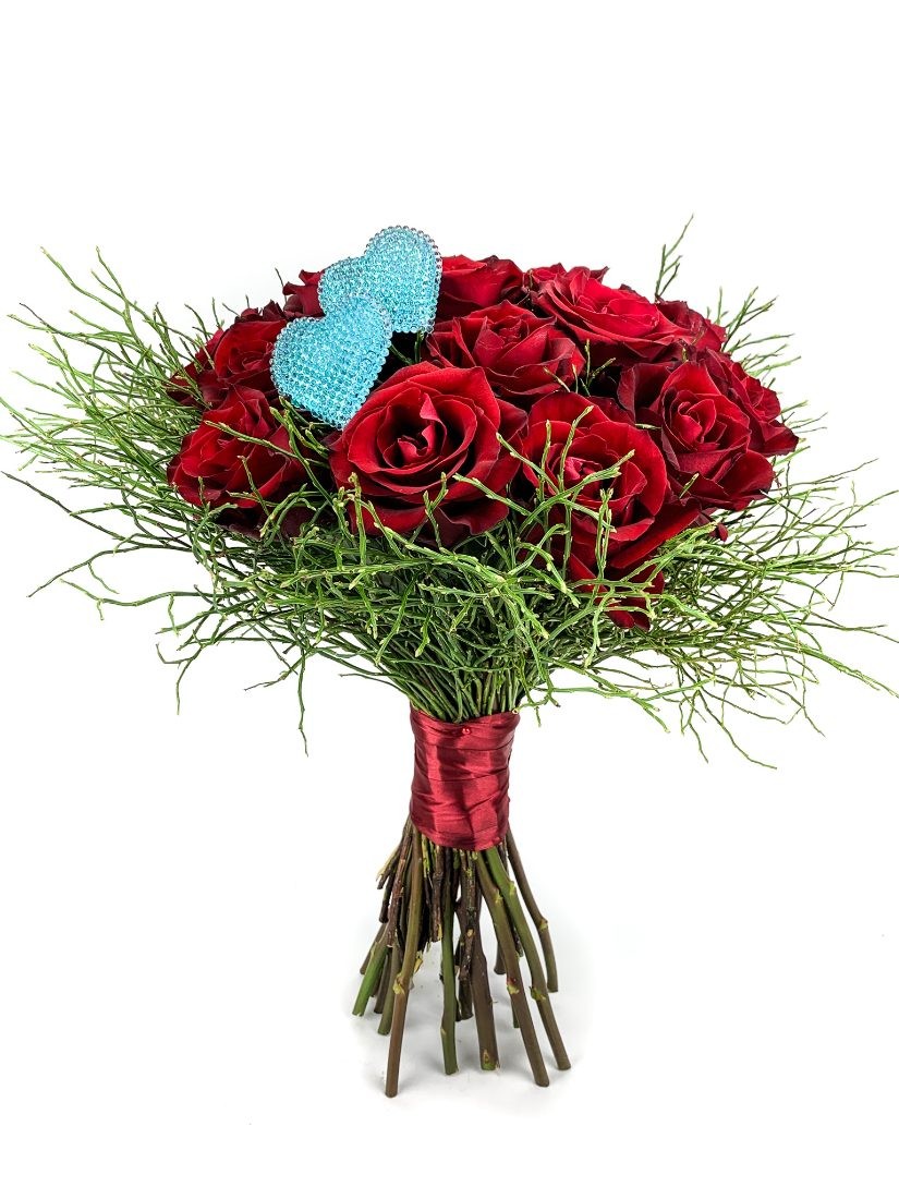 Impozáns kerek rózsacsokor 20 szál izzóan vörös rózsából kék szívekkel