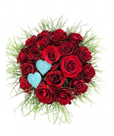 Impozáns kerek rózsacsokor 20 szál izzóan vörös rózsából kék szívekkel