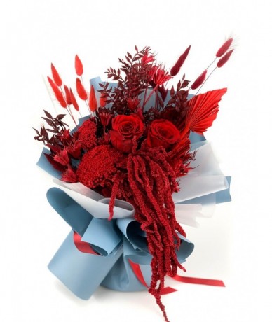 Szárazdísz virágcsokor vörös-bordó színekben, szív alakú lufikkal Valentin napra