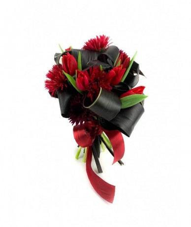 Dinamikus csokor vörös virágokkal és tekergő levelekkel Valentin napra