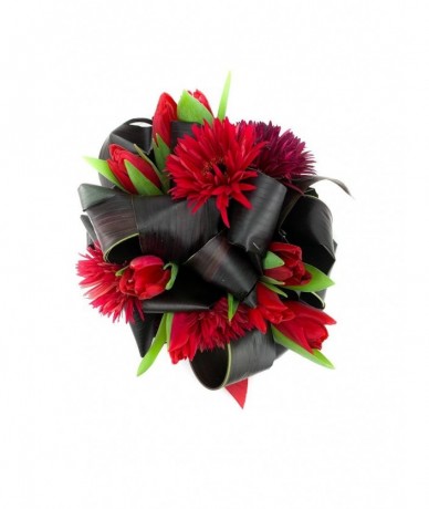 Dynamic contrast of colours inside this round red bouquet