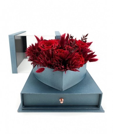 Virágdoboz vörös virágokból elegáns kék dobozban, szirmokkal teli fiókkal, szalaggal átkötve