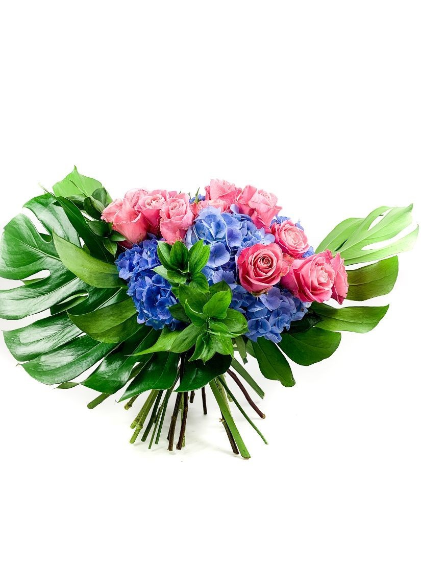Blue and pink roses and hydrangeas in bonanza