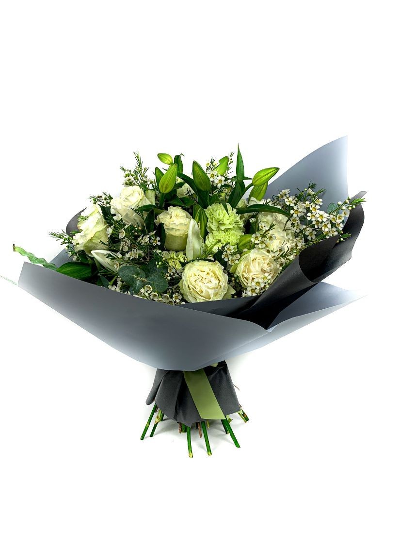 Kerti rózsák, liliomok wax virággal természetes csokorban zöld-fehér árnyalatban, elegáns szürke papírban