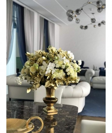 Hatalmas fehér-arany elegáns csokor orchideából és rózsából, arany vázában