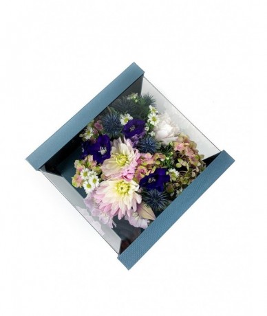 Vegyes szív virágdoboz elegáns kék dobozban, csokoládéval teli fiókkal, szalaggal átkötve