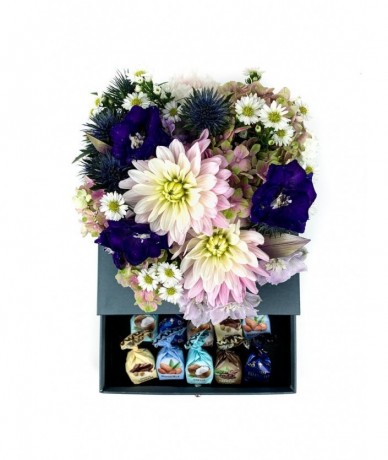 Vegyes szív virágdoboz elegáns kék dobozban, csokoládéval teli fiókkal, szalaggal átkötve