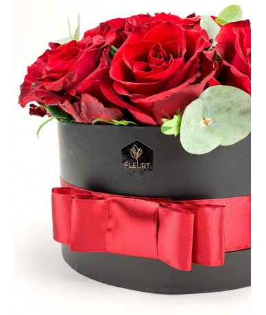 Elegáns fekete kerek virágdoboz vörös rózsákkal