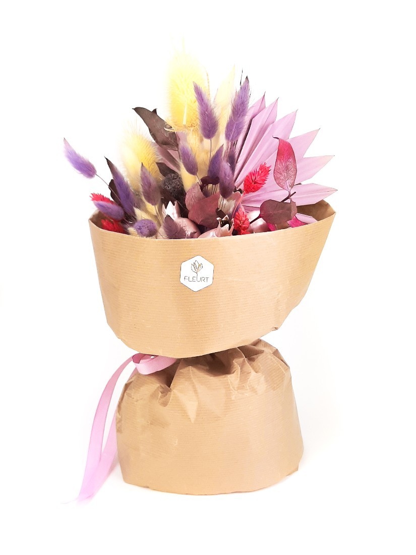 Ízléses szárazvirág csokor lila-rózsaszín virágokból papír tasakban