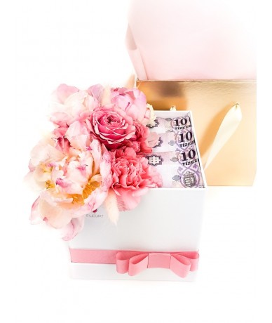 Virágdoboz rózsaszín virágokból stílusosan pénzzel