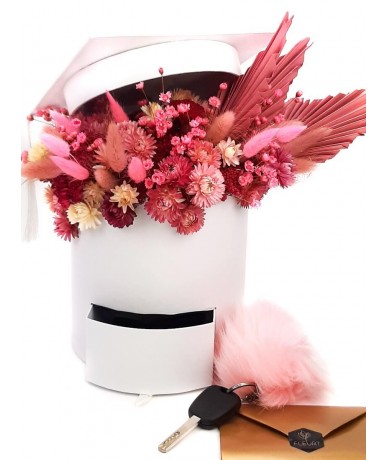 White graduation hat with dried flowers