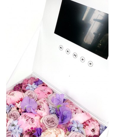 Papírdoboz, fedelében videó lejátszó. A doboz belsejében tűzőhabba rendezett szezonális vágott virágok.